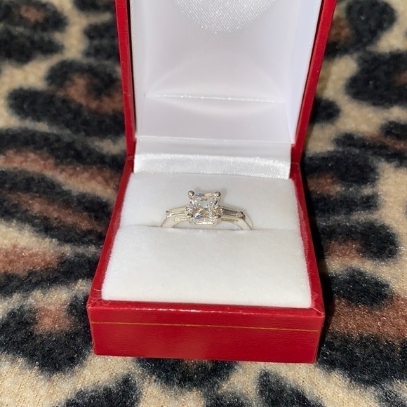 STERLING Silver Cubic Zirconia Ring (Size  7) - Picture 1 of 7